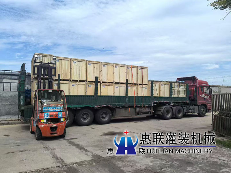 81臺(tái)小型灌裝機(jī)出口裝箱